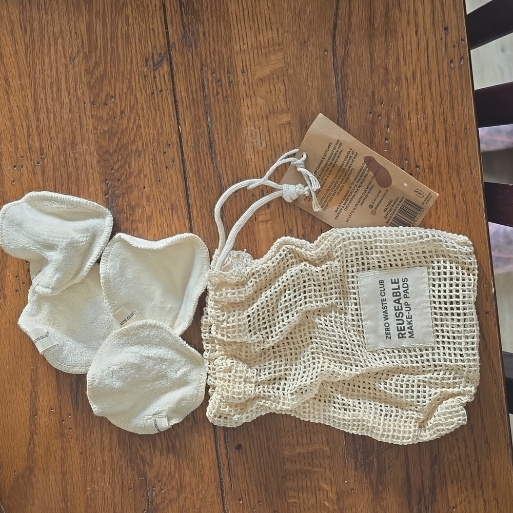 4 reusable makeup remover pads.
